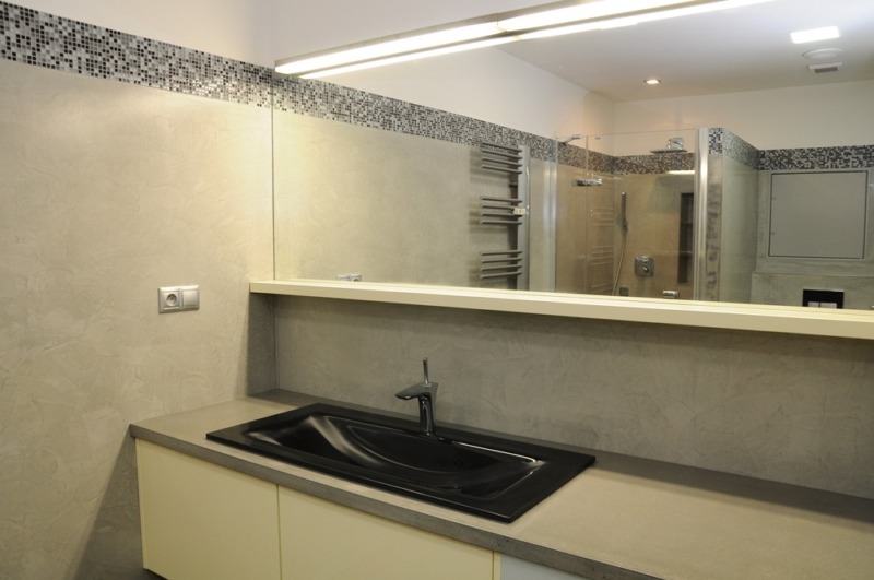 Romana bathroom with natural concrete look