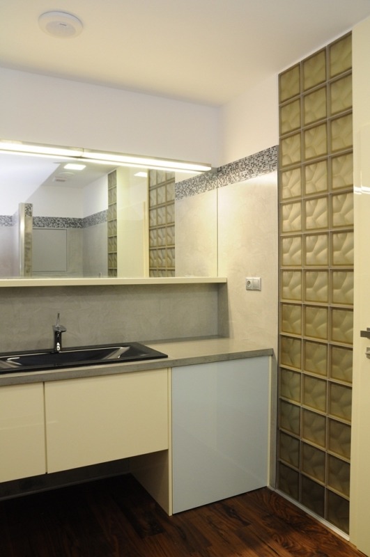 Romana bathroom with natural concrete look