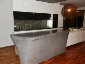 Betonový bar z jednoho kusu, stříkaný sklobeton