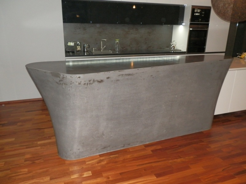 Betonový bar z jednoho kusu, stříkaný sklobeton