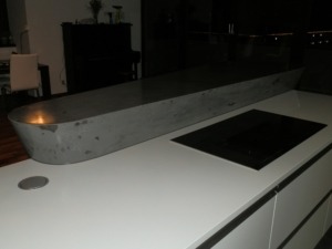 Betonový bar z jednoho kusu, stříkaný sklobeton