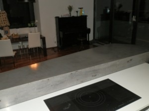 Betonový bar z jednoho kusu, stříkaný sklobeton