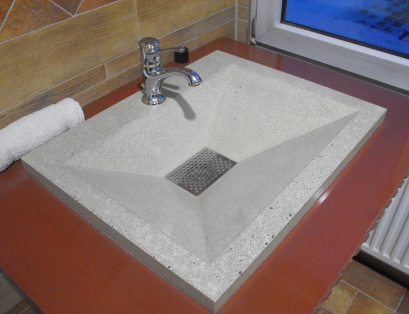 Samanta bathroom with concrete and washbasin