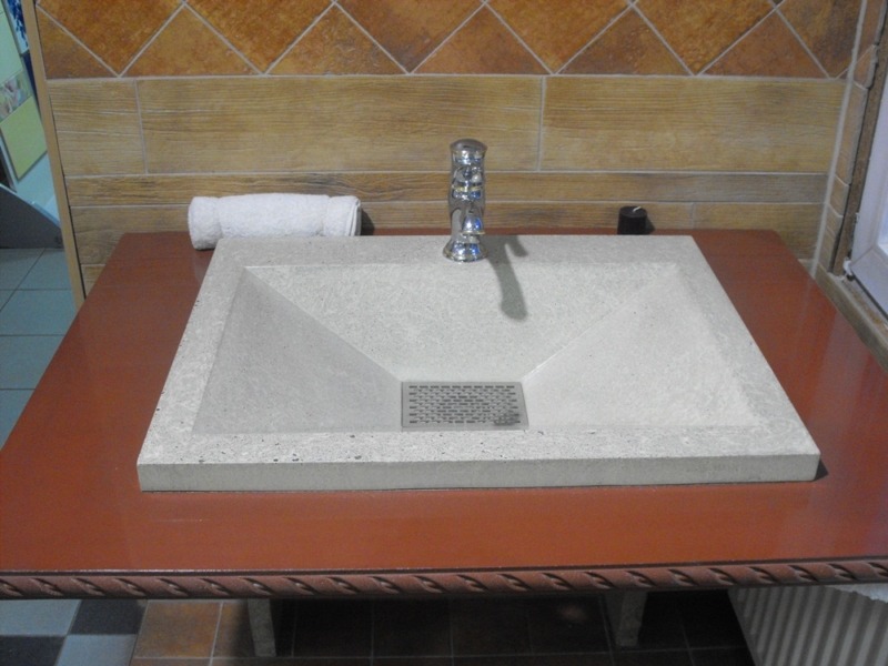 Samanta bathroom with concrete and washbasin