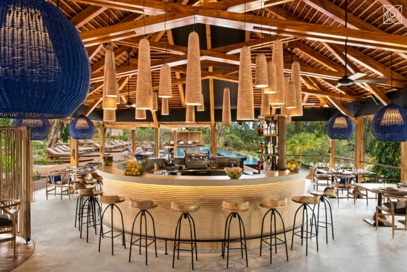 Tailor-made concrete bars and desks for client.