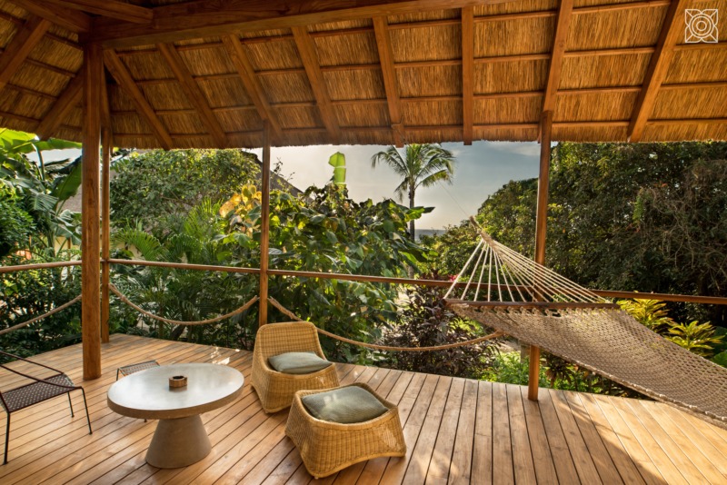 Tailor-made concrete bars and desks for client.