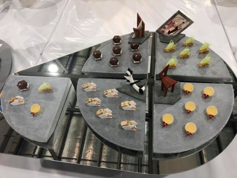 Betonové talíře a táci