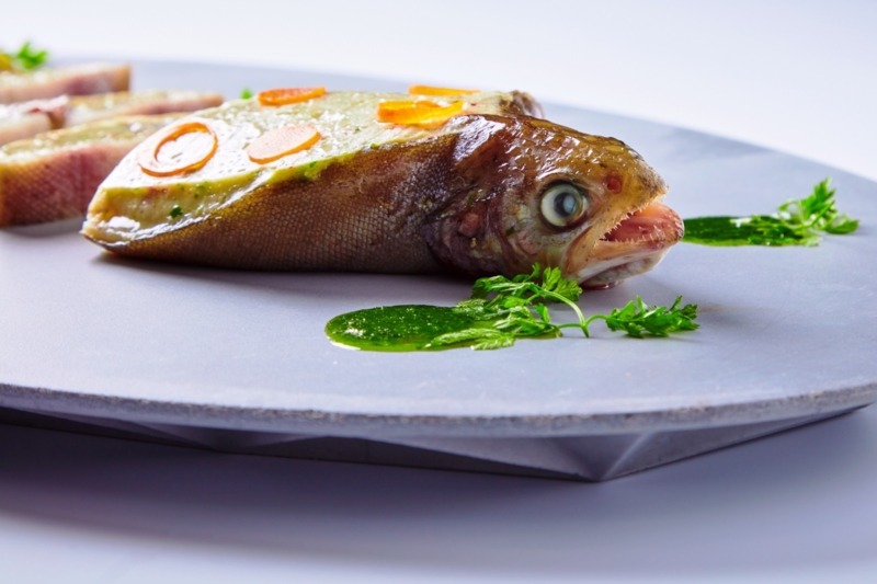 Betonové talíře a táci