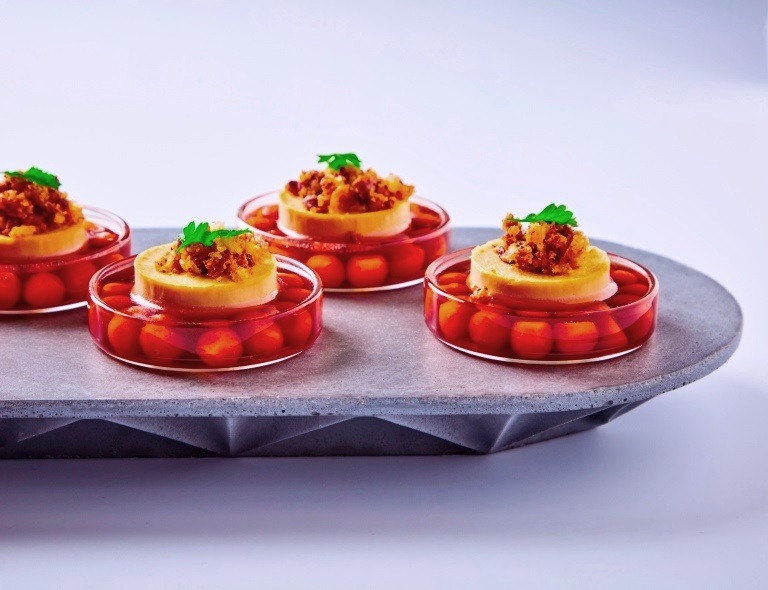 Betonové talíře a táci