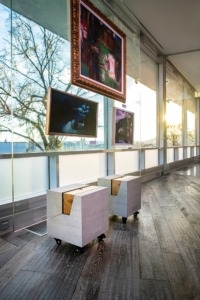 Betonové stojany obrazů se sklem v budově EXPO 58