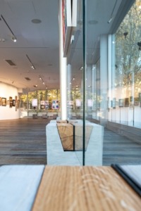 Betonové stojany obrazů se sklem v budově EXPO 58