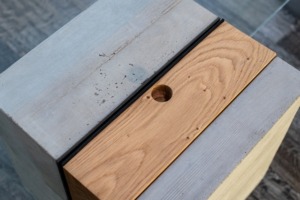 Betonové stojany obrazů se sklem v budově EXPO 58