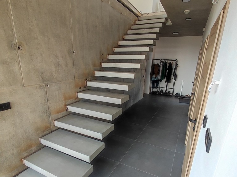 Concrete staircase. Cantilevered stairs made of concrete from Švec concrete