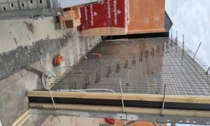 Preparation of the monolithic wall and reinforcement for the concave-cantile staircase