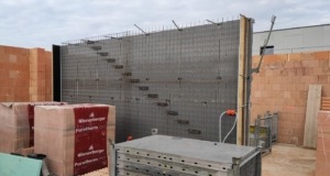 Preparation of the monolithic wall and reinforcement for the concave-cantile staircase