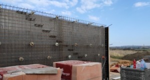 Preparation of the monolithic wall and reinforcement for the concave-cantile staircase