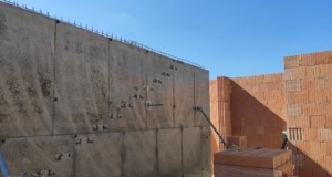 Preparation of the monolithic wall and reinforcement for the concave-cantile staircase
