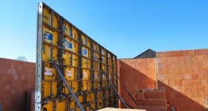 Preparation of the monolithic wall and reinforcement for the concave-cantile staircase