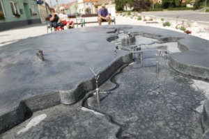 Betonová kašna v Dolních Věstonicích