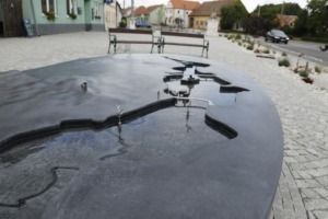 Betonová kašna v Dolních Věstonicích