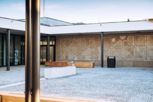 Plastika v Kroměříží z grafického betonu. Vyrobil Švec beton