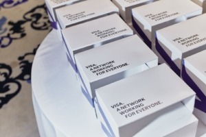 Trofej pro společnost Visa z betonu