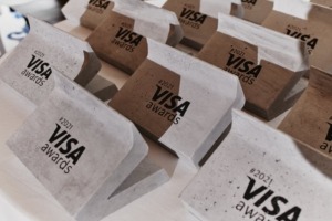 Trofej pro společnost Visa z betonu