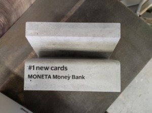 Trofej pro společnost Visa z betonu