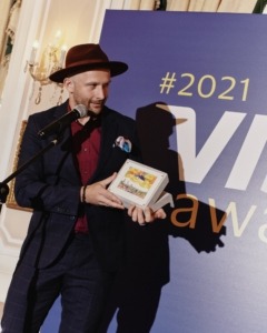 Trofej pro společnost Visa z betonu