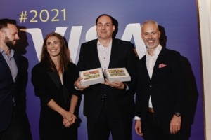 Trofej pro společnost Visa z betonu