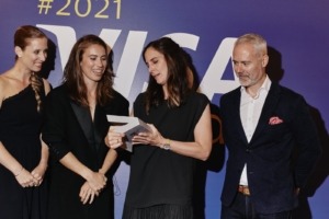 Trofej pro společnost Visa z betonu