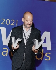 Trofej pro společnost Visa z betonu