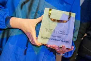 Betonová trofej pro společnost VISA