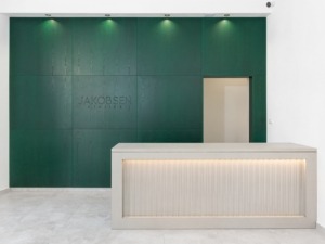 Betonový pult do prodejny skla v Brně