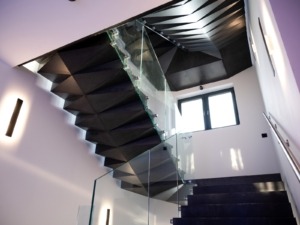 Betonové schodiště s lomenou spodní hranou trojúhelníková konstrukce