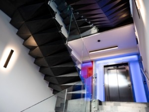 Betonové schodiště s lomenou spodní hranou trojúhelníková konstrukce