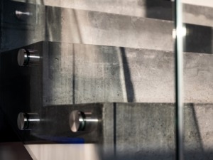 Betonové schodiště s lomenou spodní hranou trojúhelníková konstrukce