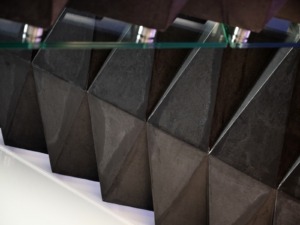 Betonové schodiště s lomenou spodní hranou trojúhelníková konstrukce