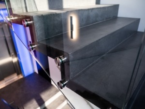 Betonové schodiště s lomenou spodní hranou trojúhelníková konstrukce