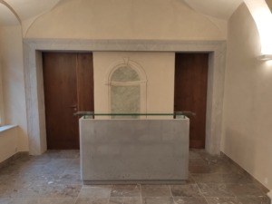 Betonová monolitická recepce v divadle Praha