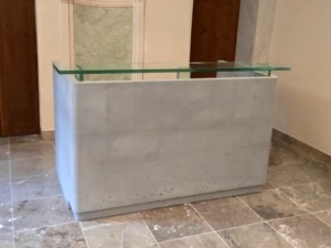 Betonová monolitická recepce v divadle Praha