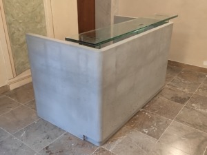 Betonová monolitická recepce v divadle Praha