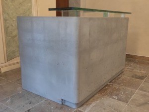 Betonová monolitická recepce v divadle Praha