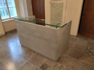 Betonová monolitická recepce v divadle Praha
