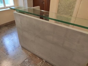 Betonová monolitická recepce v divadle Praha