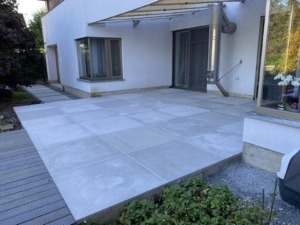 Velkoformátové dlaždice z betonu