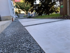Velkoformátové dlaždice z betonu
