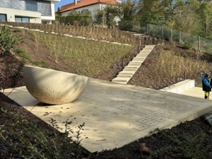 Velkoformátová dlažba z bílého betonu, schody z betonu do zahrady