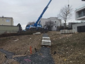 Velkoformátová dlažba z bílého betonu, schody z betonu do zahrady