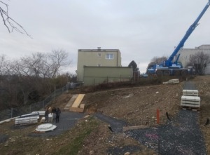 Velkoformátová dlažba z bílého betonu, schody z betonu do zahrady